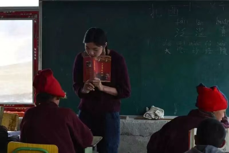 阿逴在寺院学校上课