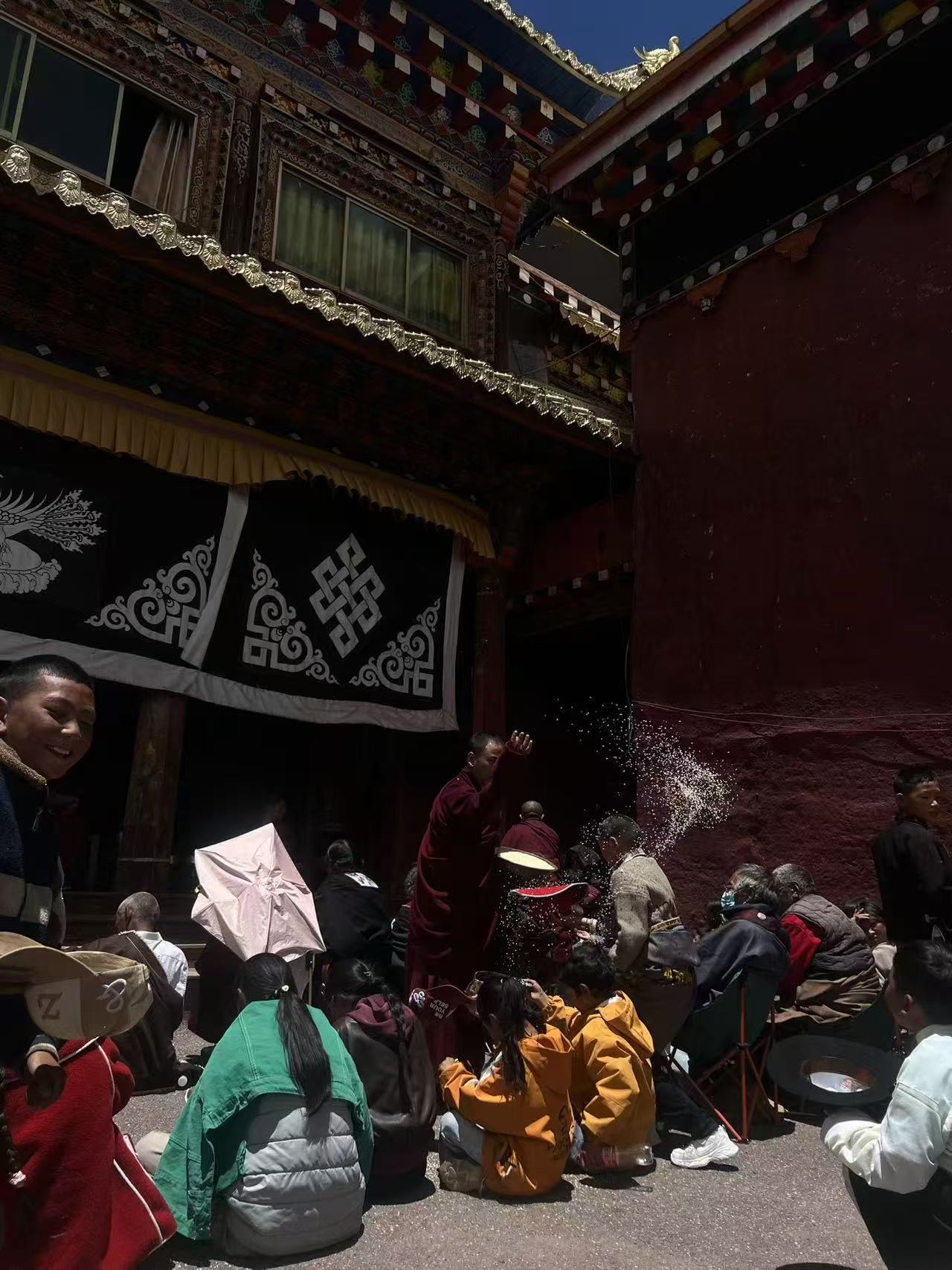寺院门口僧众