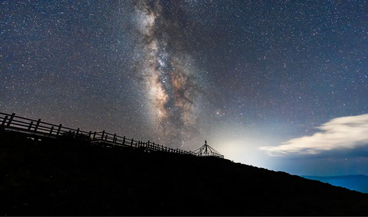 银河挂在四川高原上空